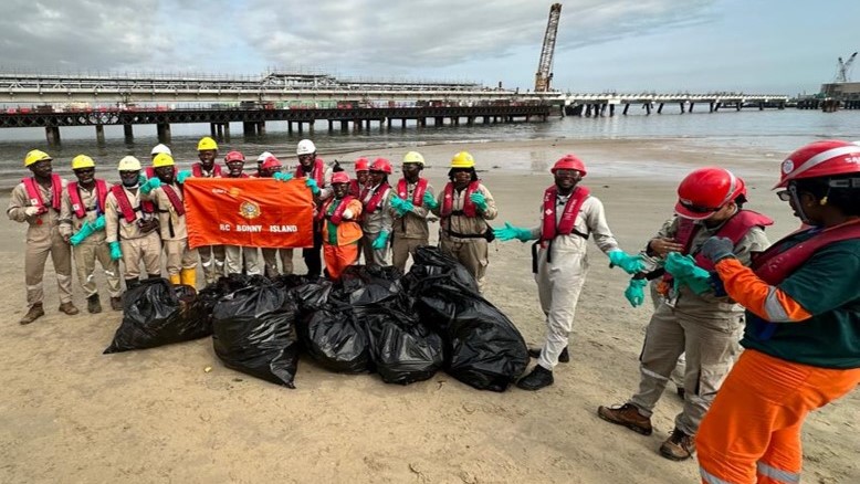 Beach cleaning exercise, photograph 2